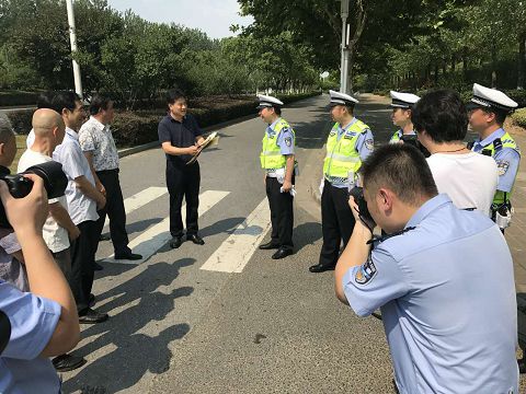 江苏省中国画学会艺术家慰问酷暑中执勤的一线交警