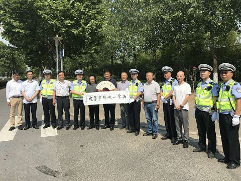 江苏省中国画学会艺术家慰问酷暑中执勤的一线交警